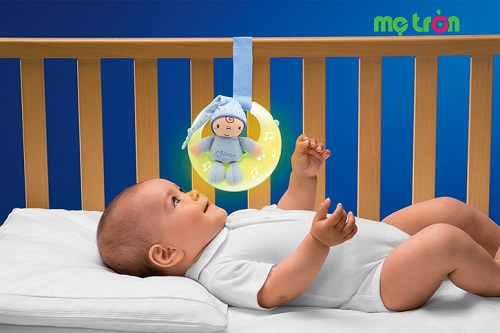 Ánh sáng dịu nhẹ và âm nhạc du dương giúp bé dễ dàng đi vào giấc ngủ