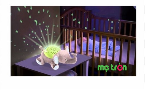 Ánh sáng hình trăng sao chiếu lên tường tạo ra không gian ngủ ấm áp