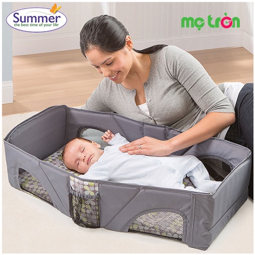 Nôi được làm từ chất liệu vải polyeste và xốp uretan mềm mại đảm bảo an toàn cho làn da của bé
