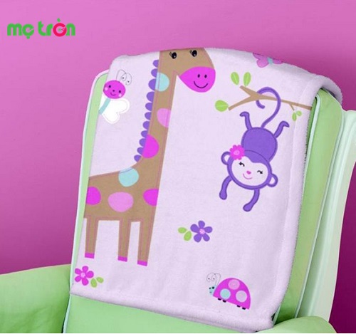 Tấm rèm che được trang trí bằng những hình con vật ngộ nghĩnh
