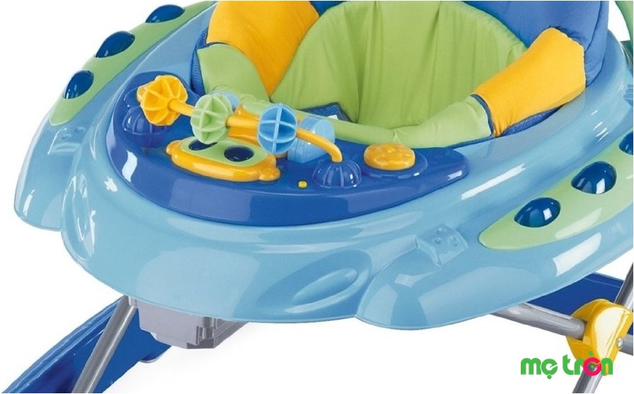 Có khay rộng phía trước đựng nhiều đồ chơi cho bé an toàn