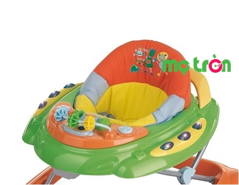 Có khay rộng phía trước đựng nhiều đồ chơi cho bé an toàn