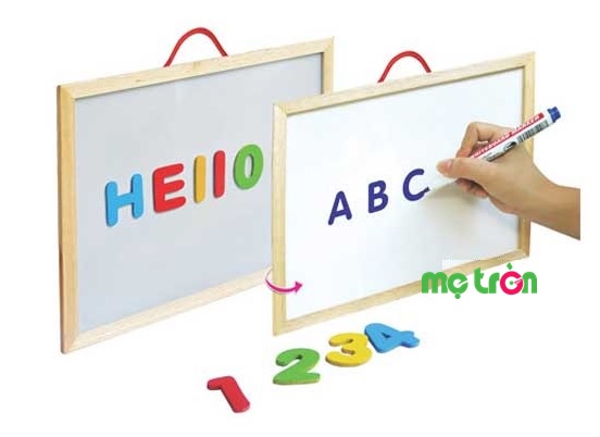 Bảng học chữ cái nam châm WinWin Toys có cấu tạo 2 mặt, gồm: một mặt để bé có thể gắn chữ cái và các số lên bảng nam châm, một mặt cho bé viết bút marker (bút lông)