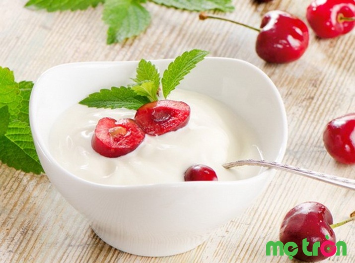 Sữa chua chính là thực phẩm nằm trong danh sách giúp bé yêu tăng trưởng chiều cao tự nhiên