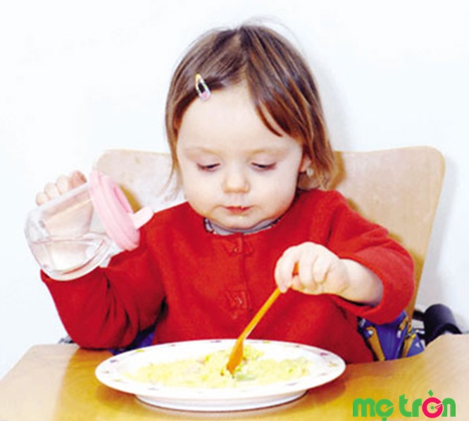 Mẹ không nên cho bé ăn quá nhiều bánh ngọt
