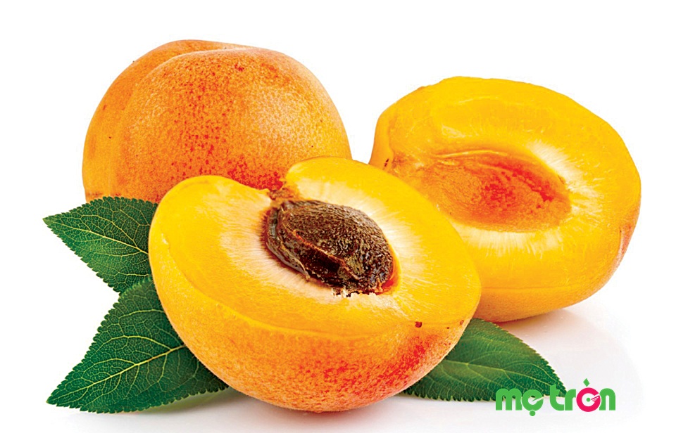 Trái mơ được rất nhiều bé yêu thích