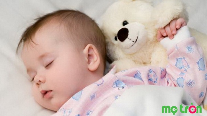 Lúc này bé đã bắt đầu thích gặm những vật nhỏ