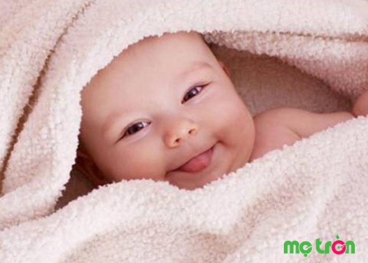 Giai đoạn 2 tháng tuổi thì bé đã bắt đầu biết sờ soạng những đồ vật xung quanh