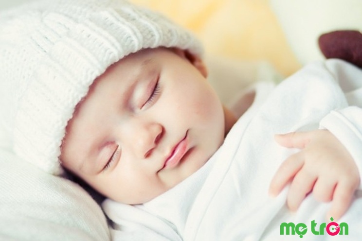 Lúc này chắc hẳn rằng bé đã bắt đầu chơi đồ chơi
