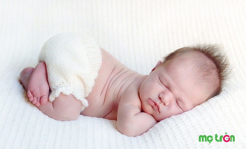 Ở tháng thứ 5 lúc này bé đã tập ngồi và biết ngồi