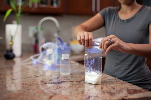 Sử dụng túi trữ sữa hoặc bình sữa có bán sẵn chuyên dùng để bảo quản sữa mẹ mach-ban-cach-bao-quan-sua-me-tot-nhat-4.jpg (33 KB)