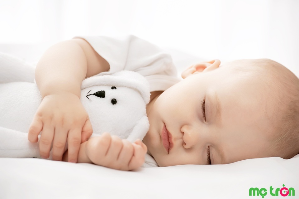 Mẹ không được để bé ngủ quá ba tiếng ban ngày và cả đêm vào buổi tối nhé