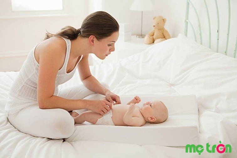 Mẹ cần phải chọn lựa quần áo cho phù hợp với thời tiết cũng như cân nặng của bé 