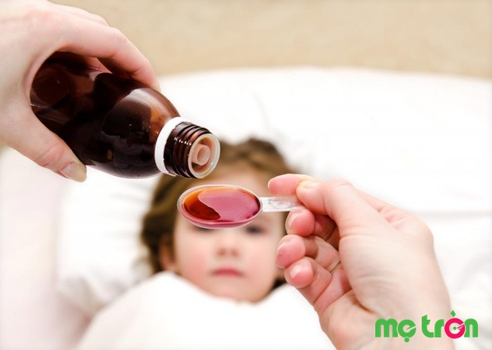 Phải cho bé uống thuốc kháng sinh đúng liều lượng và hợp lý