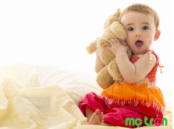 Cần để bé tránh xa những đồ vật nguy hiểm 