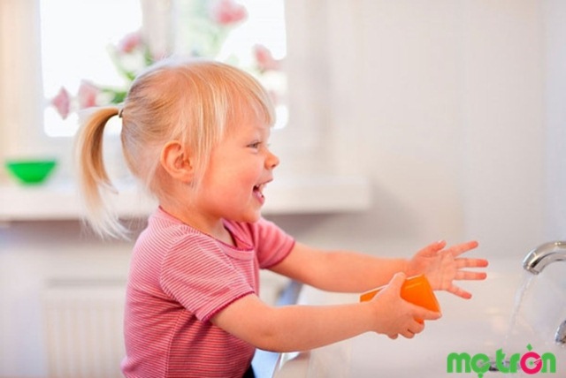 Dạy bé rửa tay bằng xà phòng