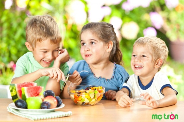 Mẹ cần có chế độ dinh dưỡng thông minh và hợp lý cho bé