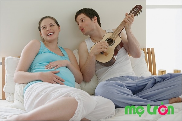 Cho thai nhi nghe nhạc có lợi hay có hại?