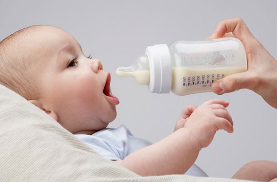 Có nên mua máy hâm sữa cho bé hay không?