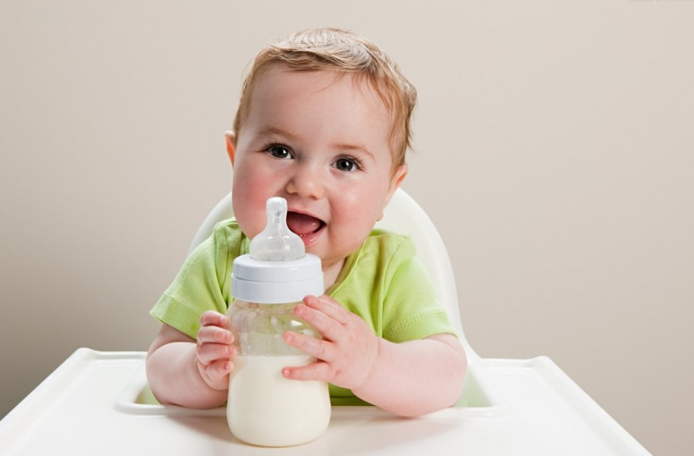 Đánh giá các cách hâm sữa mẹ cho bé thường dùng hiện nay