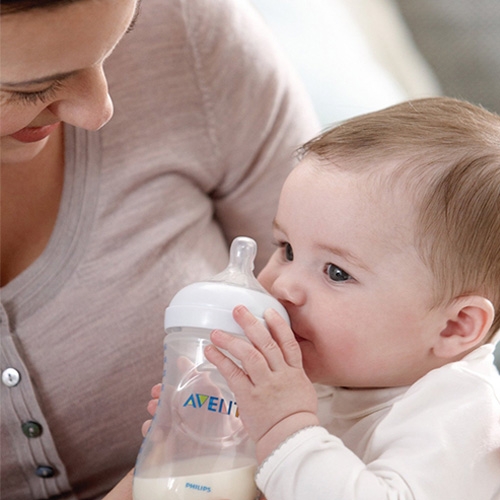 Hâm sữa mẹ bằng máy hâm sữa là giải pháp tiện lợi dành cho mẹ bận rộn