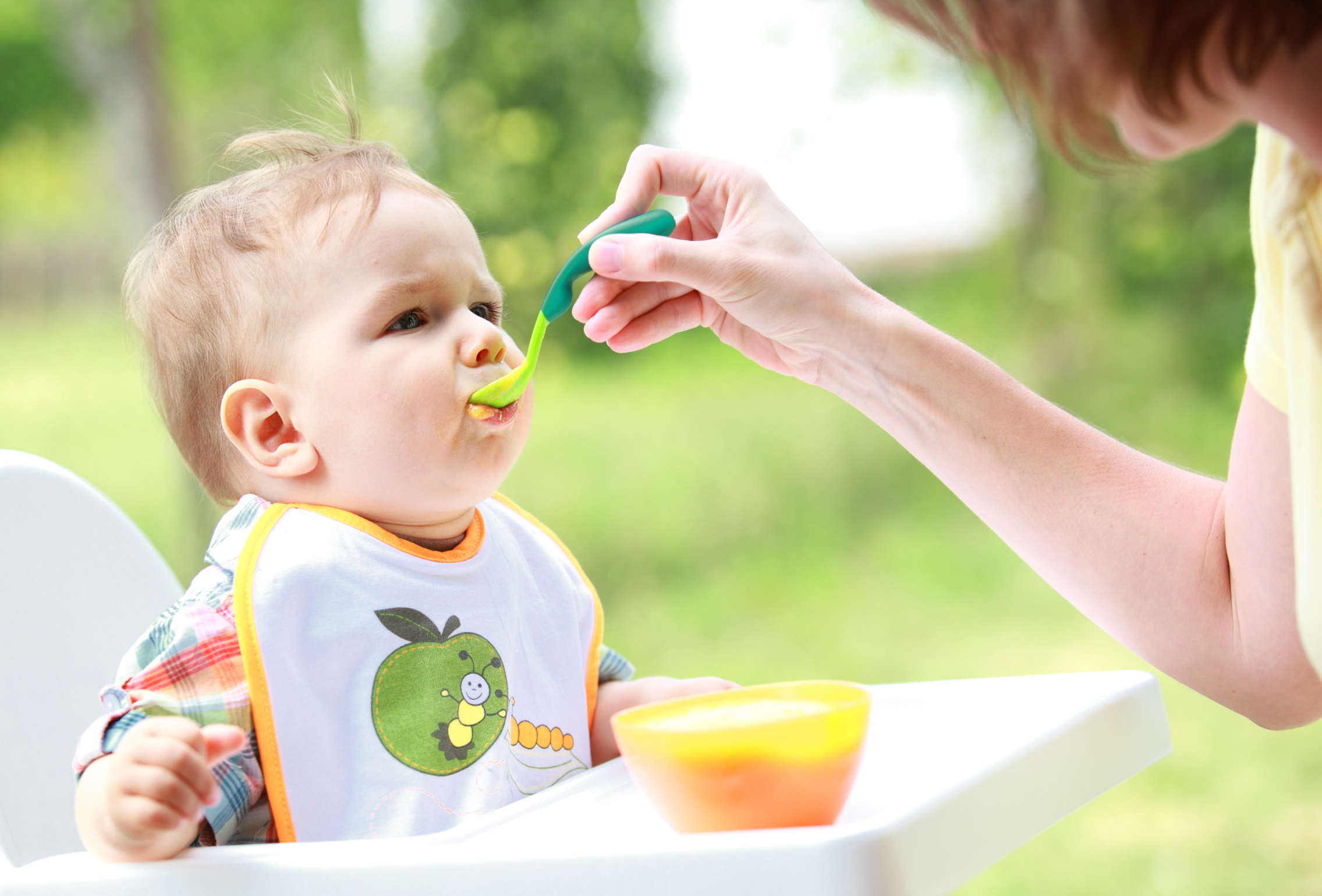 Làm gì khi bé khóc và không chịu ngồi ghế ăn dặm?