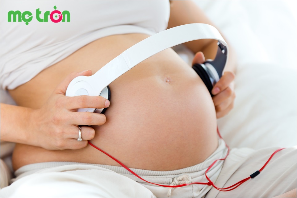 Mẹ bầu có nên cho thai nhi nghe nhạc bằng tai nghe điện thoại hay không?