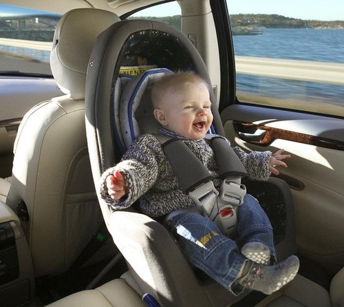 Những lỗi nguy hiểm dễ mắc phải khi sử dụng ghế ngồi ô tô cho em bé
