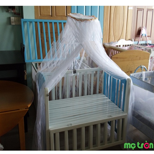 Mùng khung đứng màu trắng dễ dàng sử dụng dùng cho tất cả giường cũi là sản phẩm mùng chất lượng được rất nhiều bậc phụ huynh yêu thích và lựa chọn cho bé sử dụng. Với chất liệu vải lưới mềm mại và thoáng khí giúp bé có giấc ngủ ngon và thoải mái nhất.