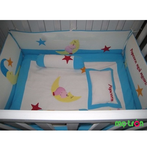 Fullset quây chăn ga gối FS 015 tông màu xanh trắng được làm từ chất liệu cao cấp rất an toàn cho sức khỏe của bé. Với họa tiết hình mặt trăng với tông màu xanh và trắng, toát lên nét thanh lịch của sự đơn giản.