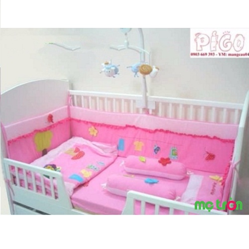 Bộ quây quây chăn ga gối FS 009 cũi nôi giường "Suri" thật dễ thương với sự kết hợp giữa màu hồng và caro hồng, những viền bèo đỏ điệu đàng cùng hoạ tiết gà con, nấm lùn, mặt rời, cây...Sản phẩm được làm từ chất liệu vải cao cấp mềm mại, thoáng mát cho bé giấc ngủ ngon lành.