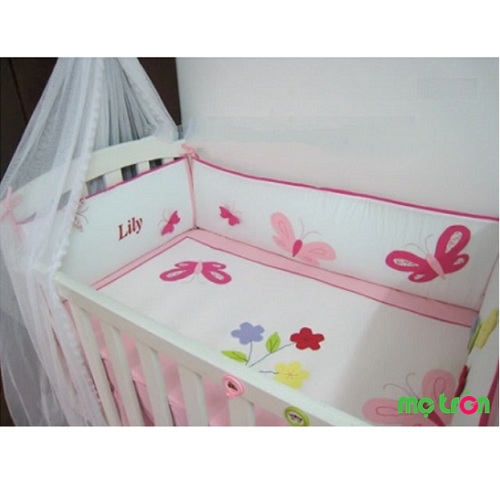 Bộ fullset quây chăn ga gối FS006 thiết kế siêu dễ thương được làm từ chất liệu vải cao cấp thoáng mát mang đến cảm giác thoải mái nhất cho bé khi ngủ. Với màu sắc bắt mắt và họa tiết chuột Micky dễ thương chắc chắn bé sẽ rất thích thú.