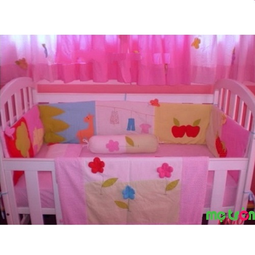 Fullset quây chăn ga gối gam màu hồng FS 003 được làm bằng vải cotton êm ái, bền đẹp, không đổ lông, không phai màu. Sản phẩm giúp bé có được giấc ngủ chất lượng để phát triển tốt nhất. Bên cạnh đó, khi giặt giũ bộ sản phẩm rất nhanh khô tạo sự tiện lợi cho chị em nội trợ nhẹ nhàng hơn trong công việc giặt giũ.