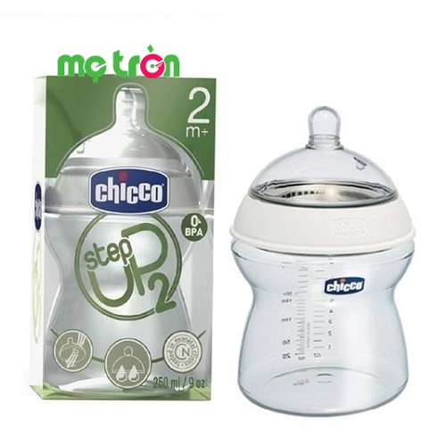 Bình sữa cổ rộng Step Up Chicco 250ml điều chỉnh dòng chảy sữa dễ dàng là sản phẩm chất lượng dành cho bé từ 2 tháng tuổi. Bầu ti tròn và rộng, đầu núm ti có vạch ngấn. Chất liệu silicon mềm, có thể kéo dãn và đàn hồi tốt. Với các chi tiết này, bầu ti Step Up mô phỏng một cách tự nhiên nhất hình dáng bầu ngực của mẹ, mang đến cho bé cảm giác thân thuộc tự nhiên như khi bú mẹ.