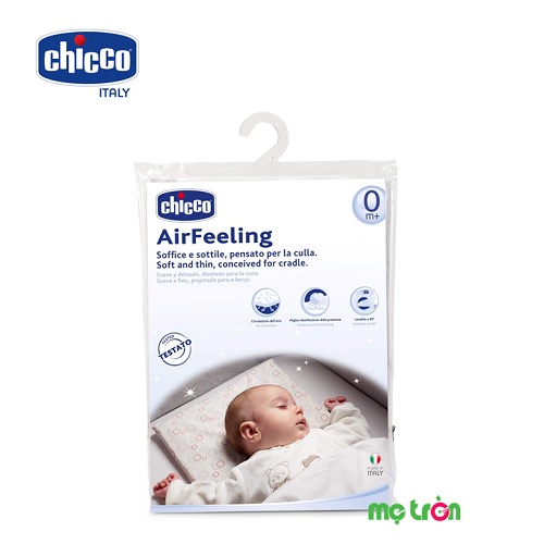 Gối chống bẹt đầu Airfeeling Chicco thoáng khí được làm từ chất liệu đệm mút polyurethane foam có độ đàn hồi cao. Vỏ gối và đệm gối có độ thoáng khí cao, thấm hút mồ hôi và bay hơi nhanh. 