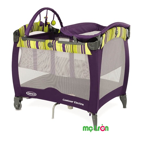 Nôi chơi Graco Contour Electra GC-9D78BKGE màu tím là sản phẩm nôi chơi cao cấp của thương hiệu Graco. Khung ghế được thiết kế chắc chắn, mặt lưới thông thoáng để bé cảm thấy thoải mái khi ngủ, không bị bí bách, khó chịu. Đặc biệt, với chế độ rung nhẹ giúp bé dễ dàng đi vào giấc ngủ.