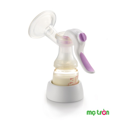 <p>Máy hút sữa bằng tay cho mẹ Richell RC20941 là một trong những sản phẩm cao cấp của thương hiệu nổi tiếng đến từ Nhật Bản. Máy hút sữa được thiết kế tiện dụng với 2 chế độ hút có thể điều chỉnh, massage, kích thích ra sữa cho mẹ sử dụng dễ dàng hơn và được mô phỏng như việc tự nhiên như bé đang bú sữa mẹ để kích thích sự tiết sữa ra nhiều hơn.</p>