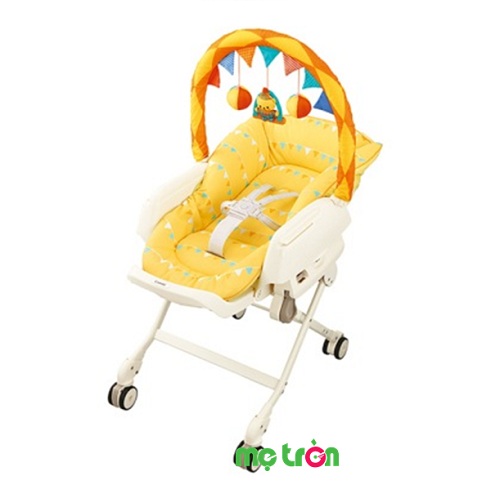 Ghế nôi đa năng vui nhộn cho bé Joy Combi màu vàng là sản phẩm chất lượng cao cấp của thương hiệu Combi. Ghế có tính năng 4 trong 1 gồm nôi rung cho bé ngủ, giường nằm cho bé với thanh đồ chơi đầy màu sắc, xe đẩy di động trong nhà và ghế ăn tiện lợi.