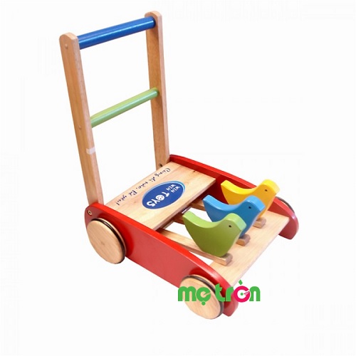Xe tập đi bằng gỗ thông hình con chim gồm thanh vịn, gióng xe và gầm xe được làm từ gỗ cao cấp thiết kế nhẵn và mịn an toàn cho bé. Đặc biệt bánh xe gỗ tròn được bọc một viền cao su nên không gây tiếng động cót két khi bé đẩy xe và giúp xe không di chuyển nhanh, êm hơn nhờ tạo được lực ma sát.