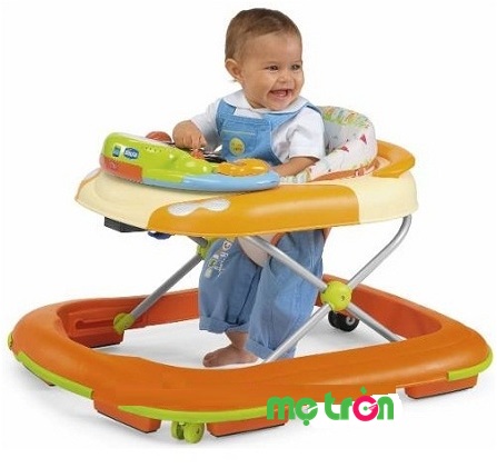 Xe tập đi thiết kế chắc chắn an toàn Chicco Space màu vàng được thiết kế màu sắc sinh động, âm thanh và giai điệu đáng yêu, kết hợp hệ thống phanh đặc biệt, sản phẩm là chiếc xe tập đi lý tưởng và an toàn cho bé từ 6 tháng. Sản phẩm có ngăn đựng MP3 kết nối với loa để mẹ có thể bật cho bé những bản nhạc du dương yêu thích khi bé tập đi.