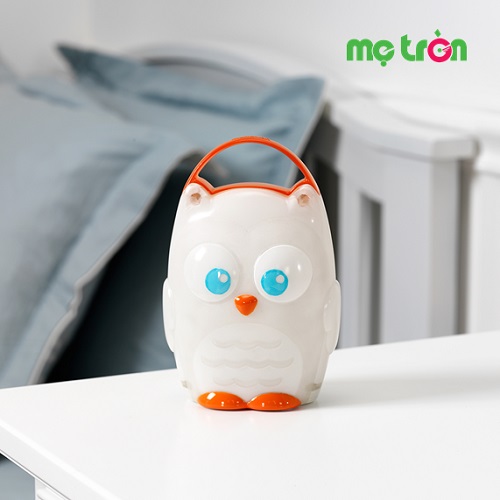 Đèn ngủ di động cho bé hình cú mèo Munchkin 11569 là sản phẩm tiện ích dành cho bé yêu. Đèn được thiết kế với kiểu dáng hình cú mèo dễ thương và dễ sử dụng  chỉ với một nút bấm.