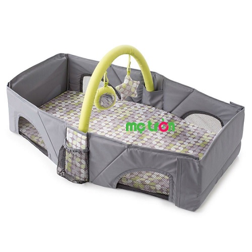 Nôi ngủ chung giường hoặc đi du lịch Summer SM78210 là một sản phẩm lý tưởng dành cho bé sơ sinh khi ngủ và thay tã vì khi không gập lại nôi như tấm chiếu để thay tã cho bé rộng và dễ thay. Khi gập lại nhờ các khóa dính ở 2 đầu tạo thành nôi quây giúp bé ngủ thoải mái và an toàn.