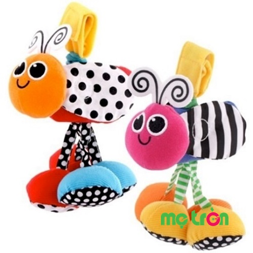 Đồ chơi treo nôi Sassy hình con bọ rung nhiều màu sắc 80167 được làm bằng vải mềm mại, với hình ảnh con bọ và nhiều màu sắc âm thanh khác nhau, con bọ run tạo cảm giác thoải mái khi chơi. Dùng từ khi bé sơ sinh cho đến lớn: treo trên cũi, nôi xách du lịch, xe đầy, xe ô tô.