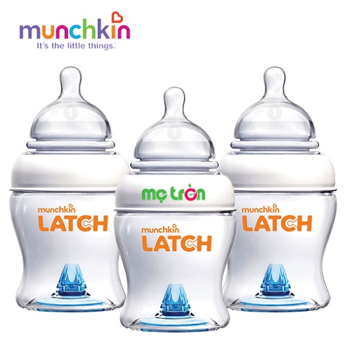 Bộ 3 bình sữa Munchkin Latch (4oz) chất liệu nhựa an toàn BPA Free dòng sản phẩm chất lượng cao cấp của Mỹ với thiết kế độc đáo mới lạ. Bình sữa được thiết kế núm ty "moving" hoạt động mô phỏng cơ chế ti mẹ, van thông khí đặt phía đáy bình, giúp bé kiểm soát dòng sữa chảy cũng như giảm đau bụng, nôn trớ. Đặc biệt là với bộ 3 bình sữa giúp mẹ tiết kiệm được một khoản chi phí.